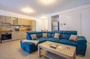 ATENEO - TREVI 2 Rooms, Modern Apartment DeLuxe, BIG Terrace, Plus FREE Parking